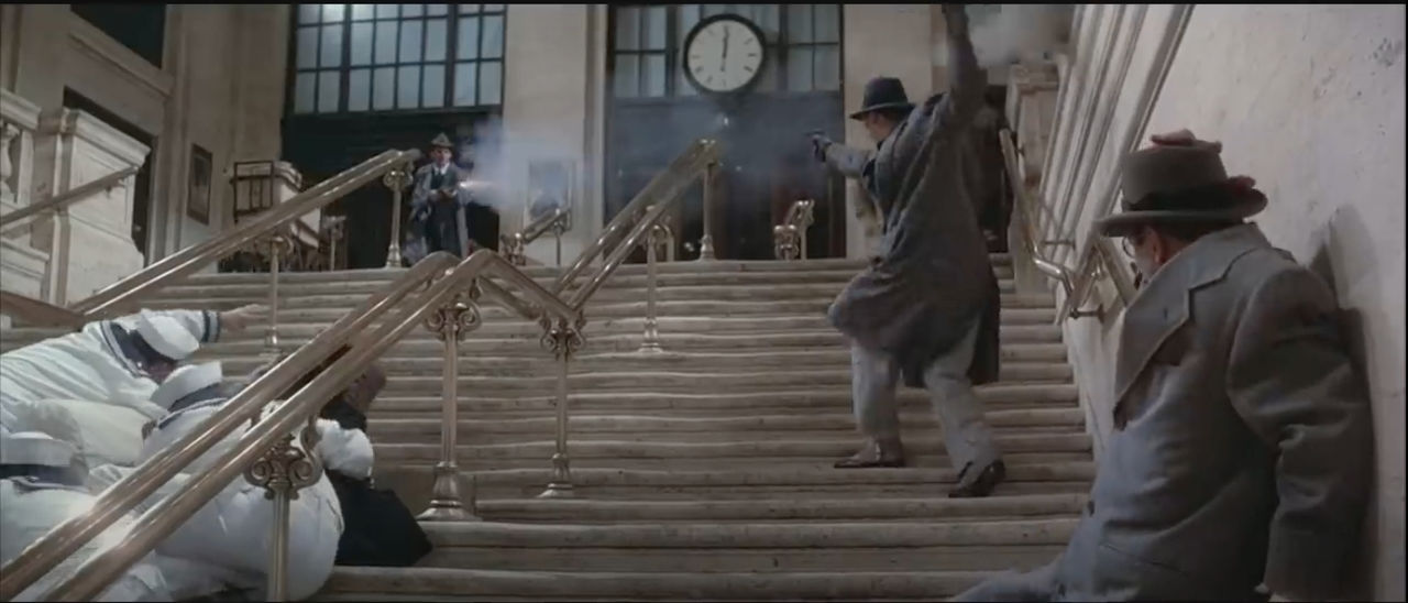 La scène de la fusillade dans les escaliers de marbre d'Union Station, avec Elliott Ness (Kevin Costner) dans le film Les Incorruptibles.