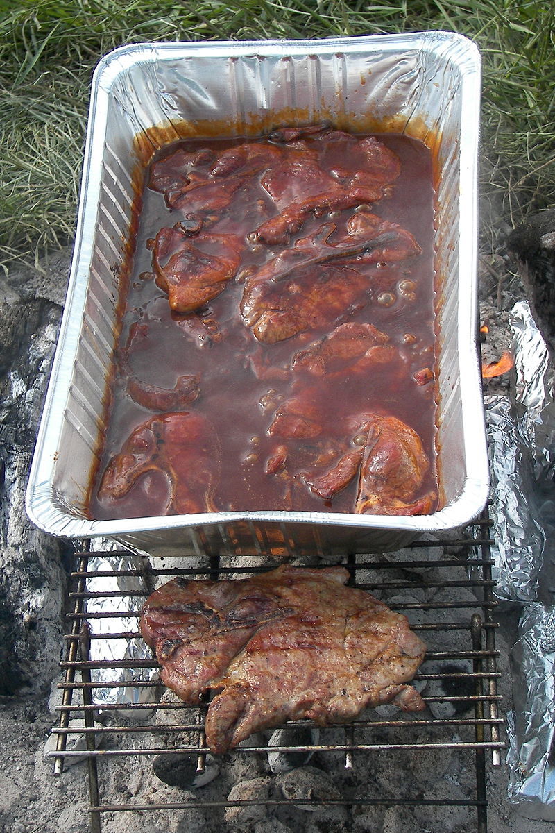 Steaks de porc marinant dans la sauce barbecue.