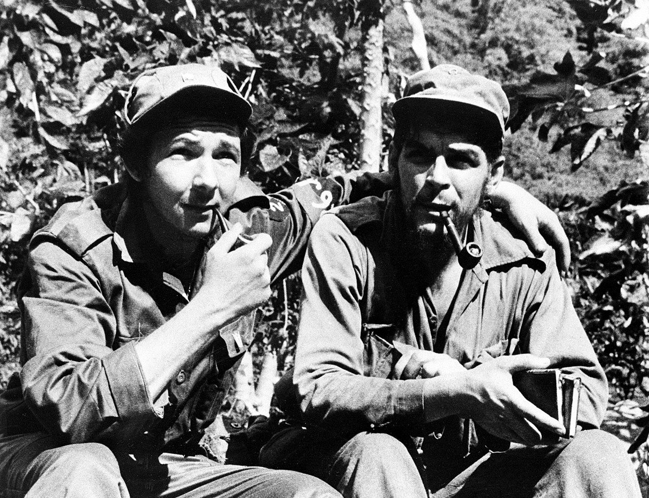Photo : Raul Castro, à gauche, avec le guérillero Ernesto "Che" Guevara, en juin 1958 durant la révolution. (crédit : Museo Che Guevara / libre de droits).