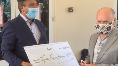 Remise d'un don par la famille Legault au lycée Franco-Américain de Cooper City
