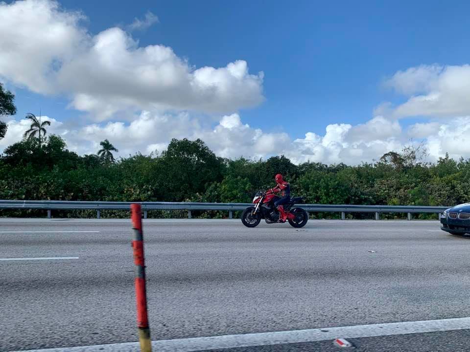 Un Spiderman à moto sur l'I95 à Miami le 31 décembre dernier...