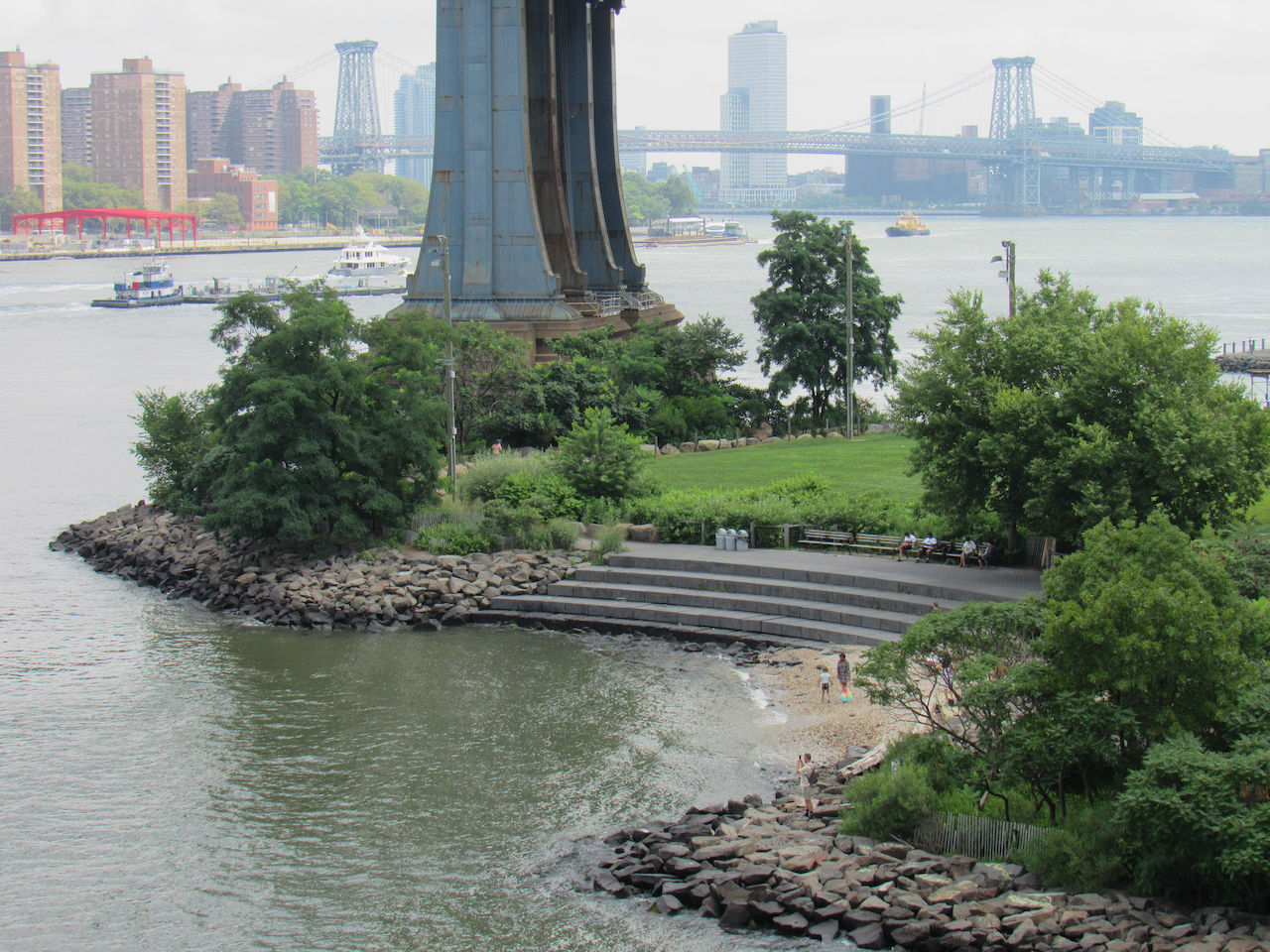 Plage sur l'East River sous le pont de Manhattan dans le quartier de DUMBO à Brooklyn