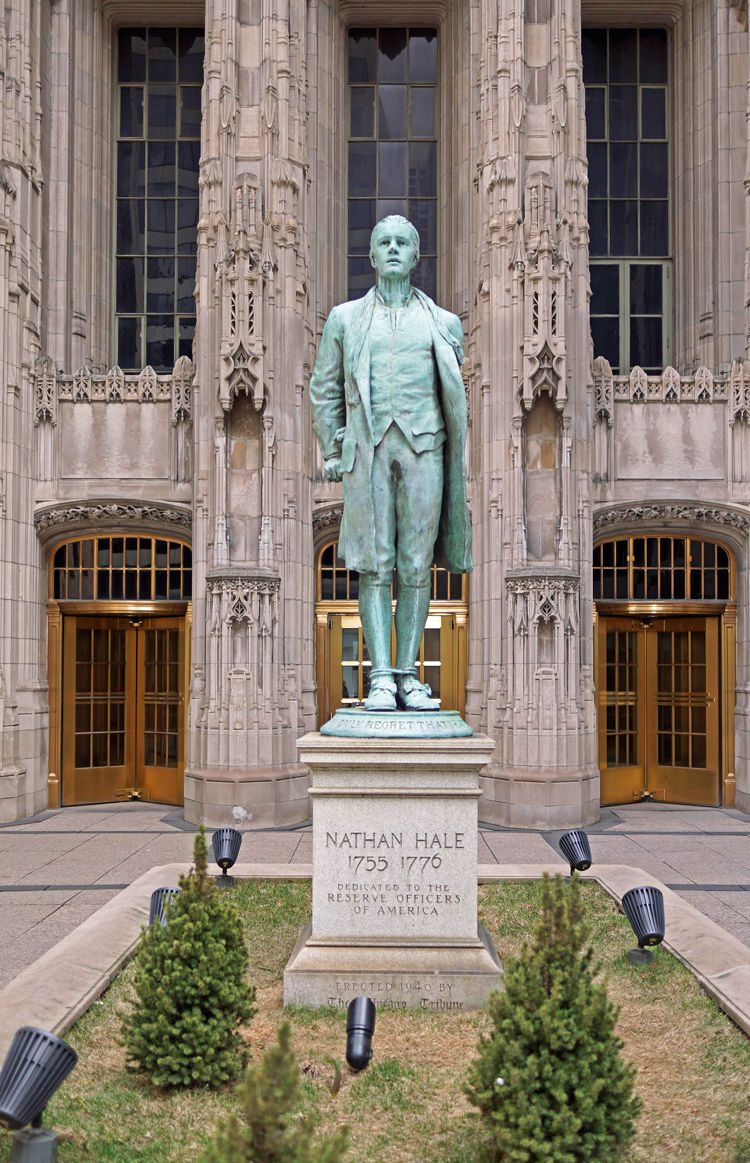 La magnifique statue de Nathan Hale devant la (tout aussi magnifique) tour du Chicago Herald.