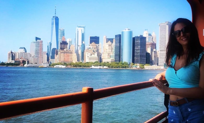 Charlotte Jimenez devant la skyline du Financial District de New-York