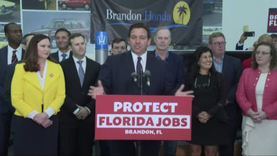 Le gouverneur de Floride s'oppose de nouveau au vaccin obligatoire, en insultant Biden au passage