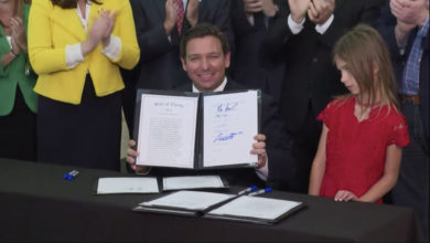 Le gouverneur de Floride s'oppose de nouveau au vaccin obligatoire, en insultant Biden au passage