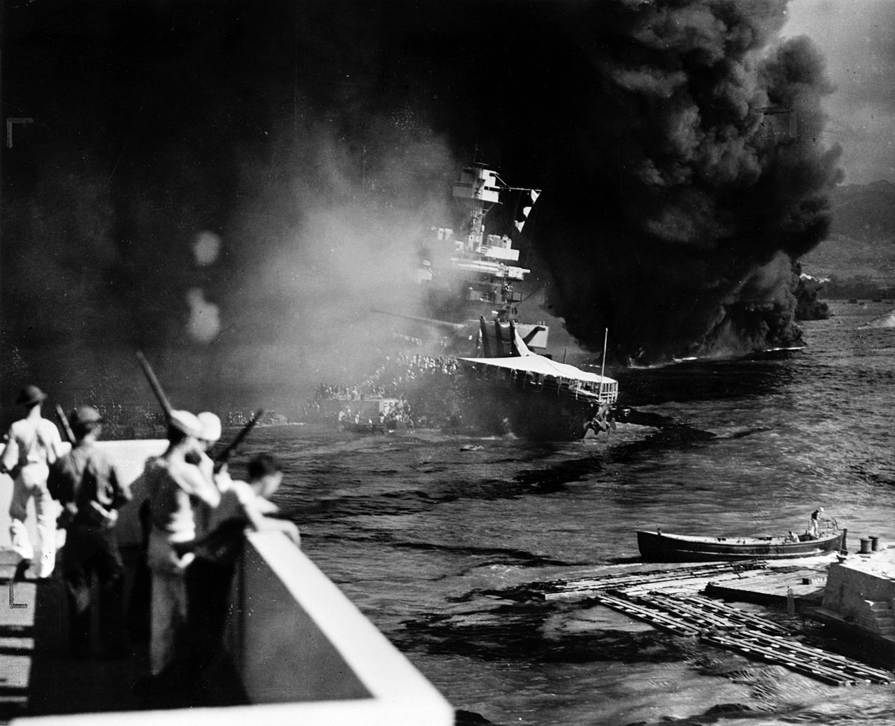 L'équipage abandonnant l'USS California juste après l'attaque de Pearl Harbor.