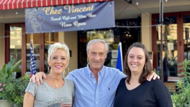 Claire, Vincent et Nastasia Maurin de "Chez Vincent Wine Bar", un bar à vin et café français à Fort Lauderdale
