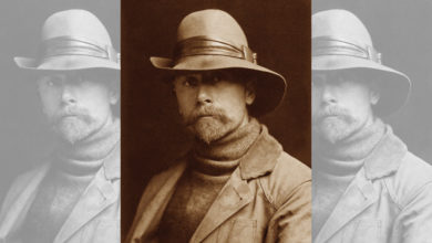 Autoportrait d'Edward Sheriff Curtis publié en 1910 ou un peu plus tôt. Domaine public.