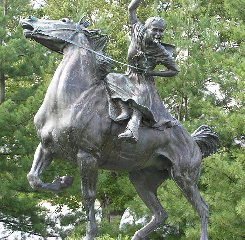 Statue de Sybil Ludington sur Gleneida Avenue à Carmel, New York. Crédit photo : Anthony22 - Domaine public.