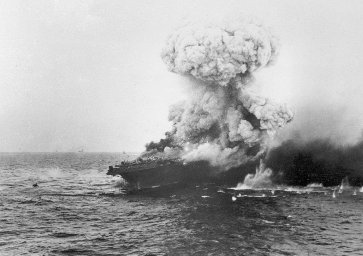 Le porte-avions USS Lexington en train d'exploser le 8 mai 1942.