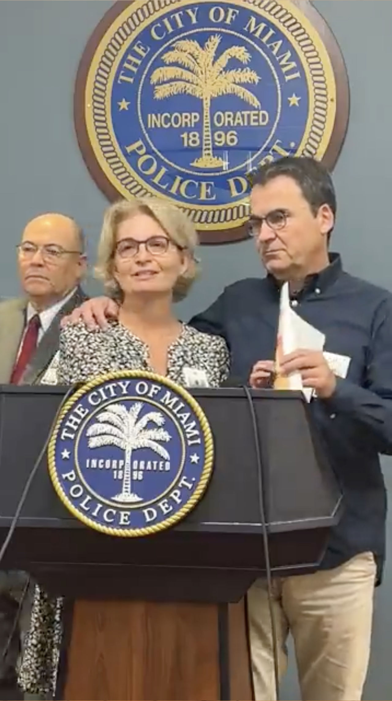 Les parents de Justine (à droite) et leur avocat, Paul McKenna (à gauche).