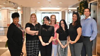 L’équipe de Galaxy Title & Escrow à Fort Lauderdale (Floride) de droite à gauche : Me Mitchell Issa (Avocat), Yasmine Afoukal (Coordinatrice), Angelina Prieto, Sophie Proulx (Closer/Notaire Public), Mariana Vargas, Christelle Souplet (Processor) and Deethra Bell (Processor)