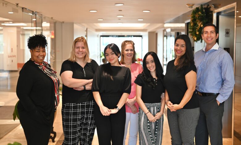 L’équipe de Galaxy Title & Escrow à Fort Lauderdale (Floride) de droite à gauche : Me Mitchell Issa (Avocat), Yasmine Afoukal (Coordinatrice), Angelina Prieto, Sophie Proulx (Closer/Notaire Public), Mariana Vargas, Christelle Souplet (Processor) and Deethra Bell (Processor)