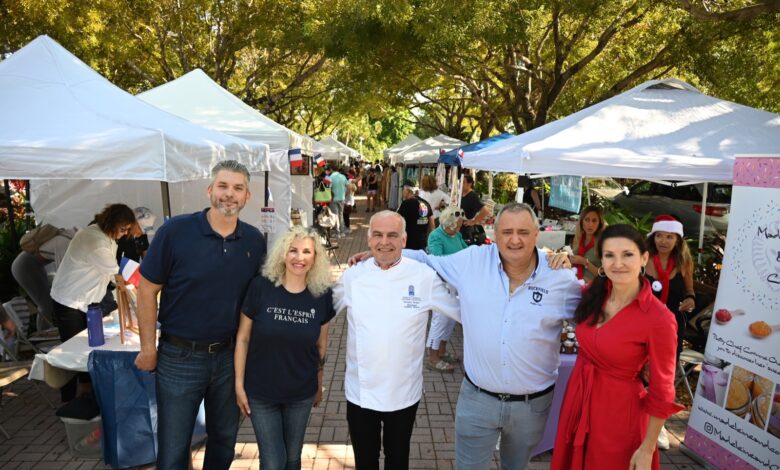 L'inauguration du Marché de Noël francophone 2022 : A droite la FAACT, Me Christian Schoepp (secrétaire), Corinne Ouelhadj (pdte) Georges Berger (VP) et (à droite) les élus conseillers des Français de Floride : Franck Bondrille et Axelle Gault.