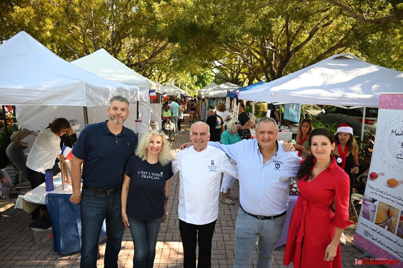 L'inauguration du Marché de Noël francophone 2022 : A droite la FAACT, Me Christian Schoepp (secrétaire), Corinne Ouelhadj (pdte) Georges Berger (VP) et (à droite) les élus conseillers des Français de Floride : Franck Bondrille et Axelle Gault.