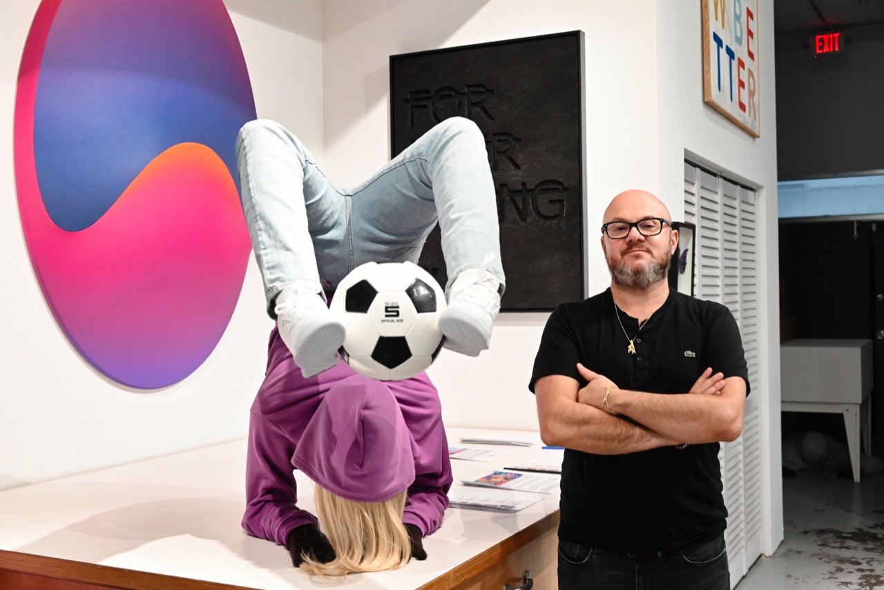Fabien Castanier dans ses bureaux à la galerie de Miami