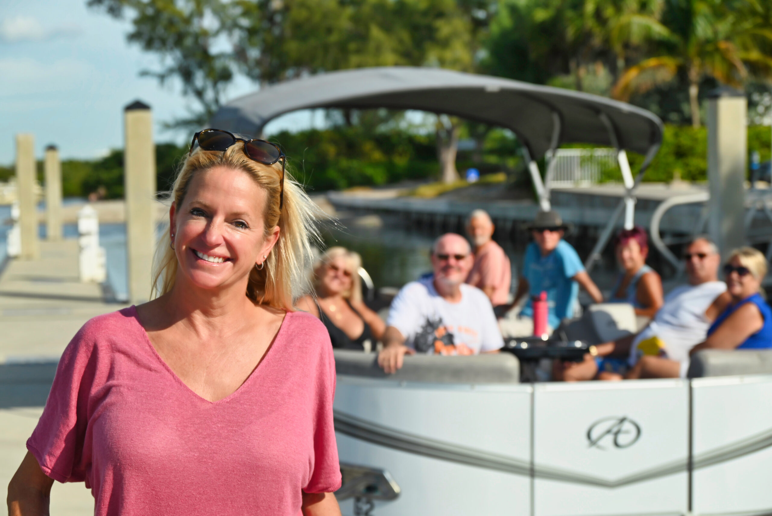 Dominique Guillemette juste avant le départ d' une ballade en ponton, guidée en français, à Dania Beach avec sa société 1-2-3 Boat Rental