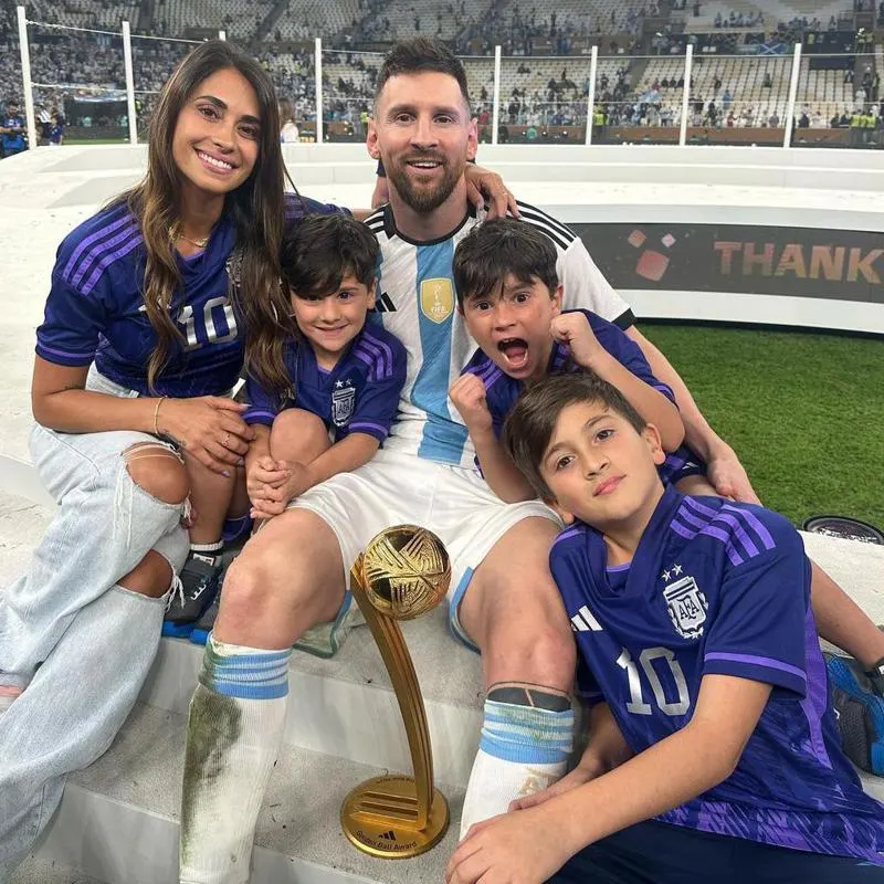 Célébration de la coupe du monde en famille.
