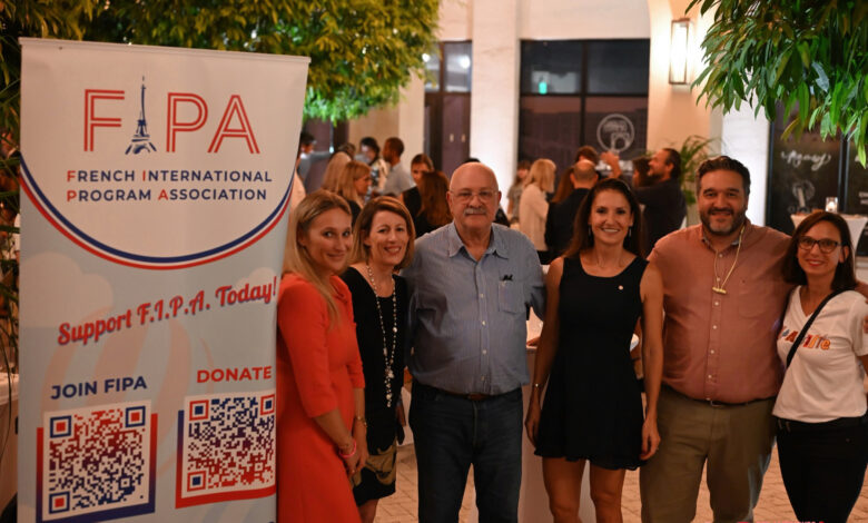 Rebecca Bourgin (consule adjointe) Cécile Lacheteau (attachée à l'éducation au consulat de France), Roger Pardo (pdt FIPA), Axelle Gault (conseillère des Français de l'étranger) et Pierre de l'hôtel THesis lors de la soirée Wine & Cheese de FIPA !