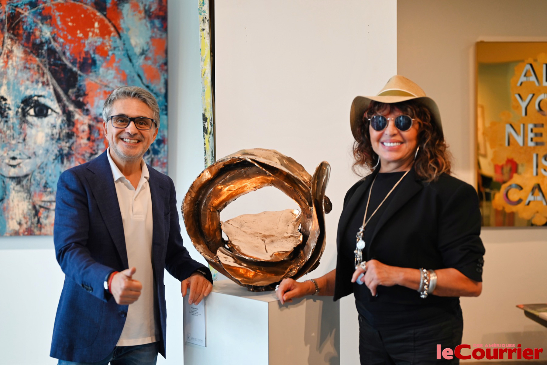 Fredric Lean et Lina Cerrone devant une œuvre de Patrick Roger.