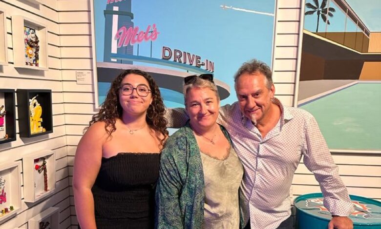 Gilles Moleres a ouvert la galerie Art de Vivre avec sa femme Pascale Moleres Uhart (à droite). Sur cette photo avec leur fille Cléophée (à gauche).