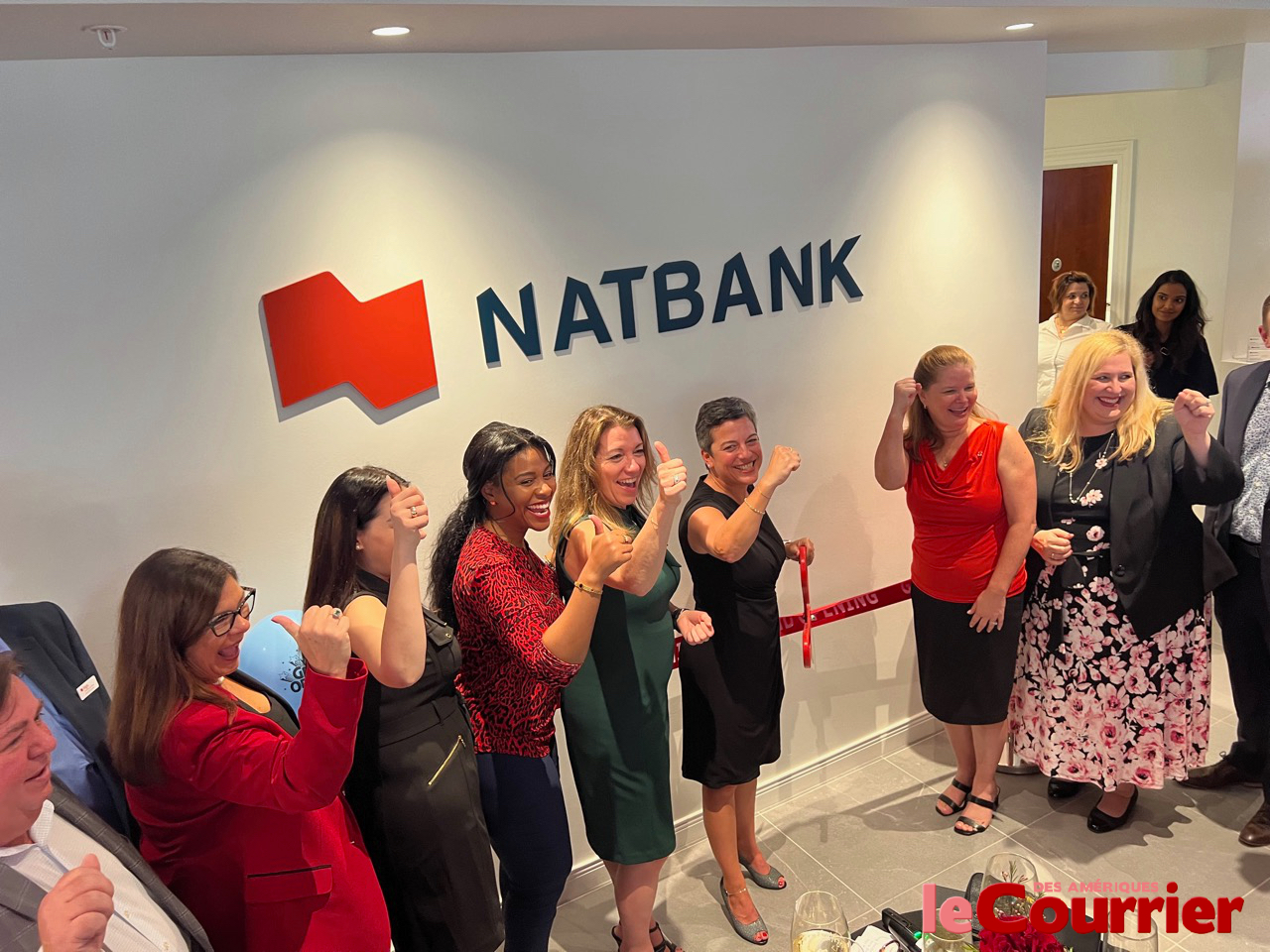 La présidente Martine Boulay avec les ciseaux. Natbank a inauguré la première banque francophone à Naples (Floride) !