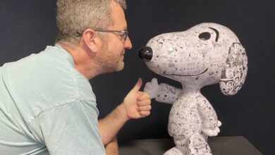 Peptone avec l'une de ses œuvres. Miami Beach : Expo de peintres français à la Bel-Air Fine Art Gallery