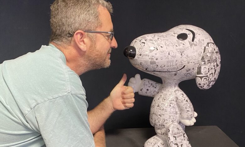 Peptone avec l'une de ses œuvres. Miami Beach : Expo de peintres français à la Bel-Air Fine Art Gallery