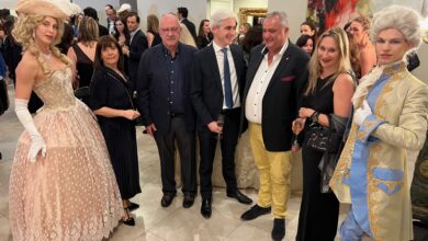 Entre les comédiens : Marie Lou et Roger Pardo (président de FIPA), Raphaël Trapp (consul de France à Miami), Franck Bondrille (président du conseil consulaire), Rebecca Bourgin (consule adjointe)