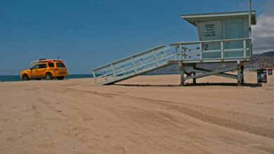 lifeguard tower on brown sand