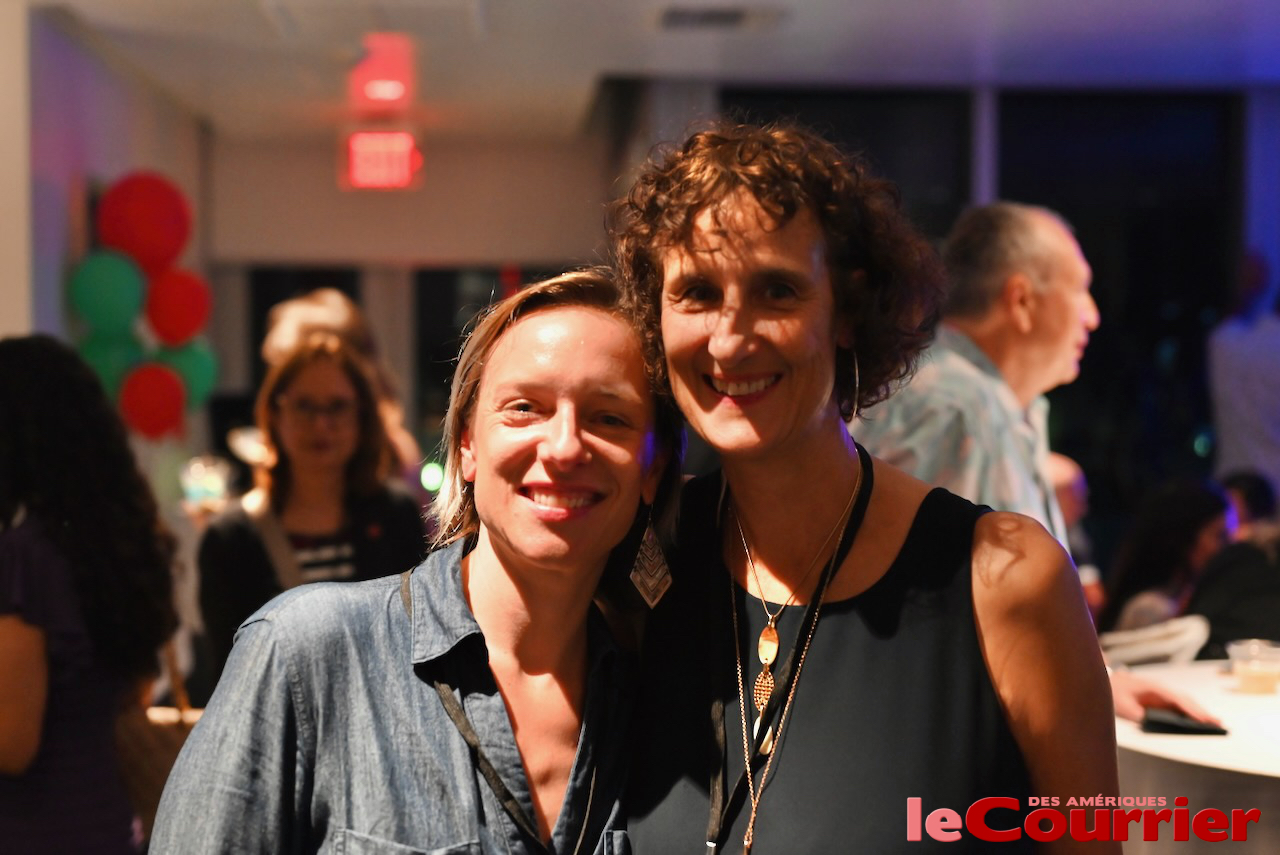 Olivia Collins (à gauche) en compagnie de la Consule générale du Canada à Miami, Sylvia Cesaratto.
