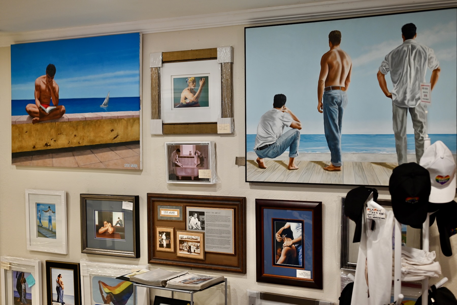 Beaucoup de tableaux de Steve Walker à la galerie Art Frenzie