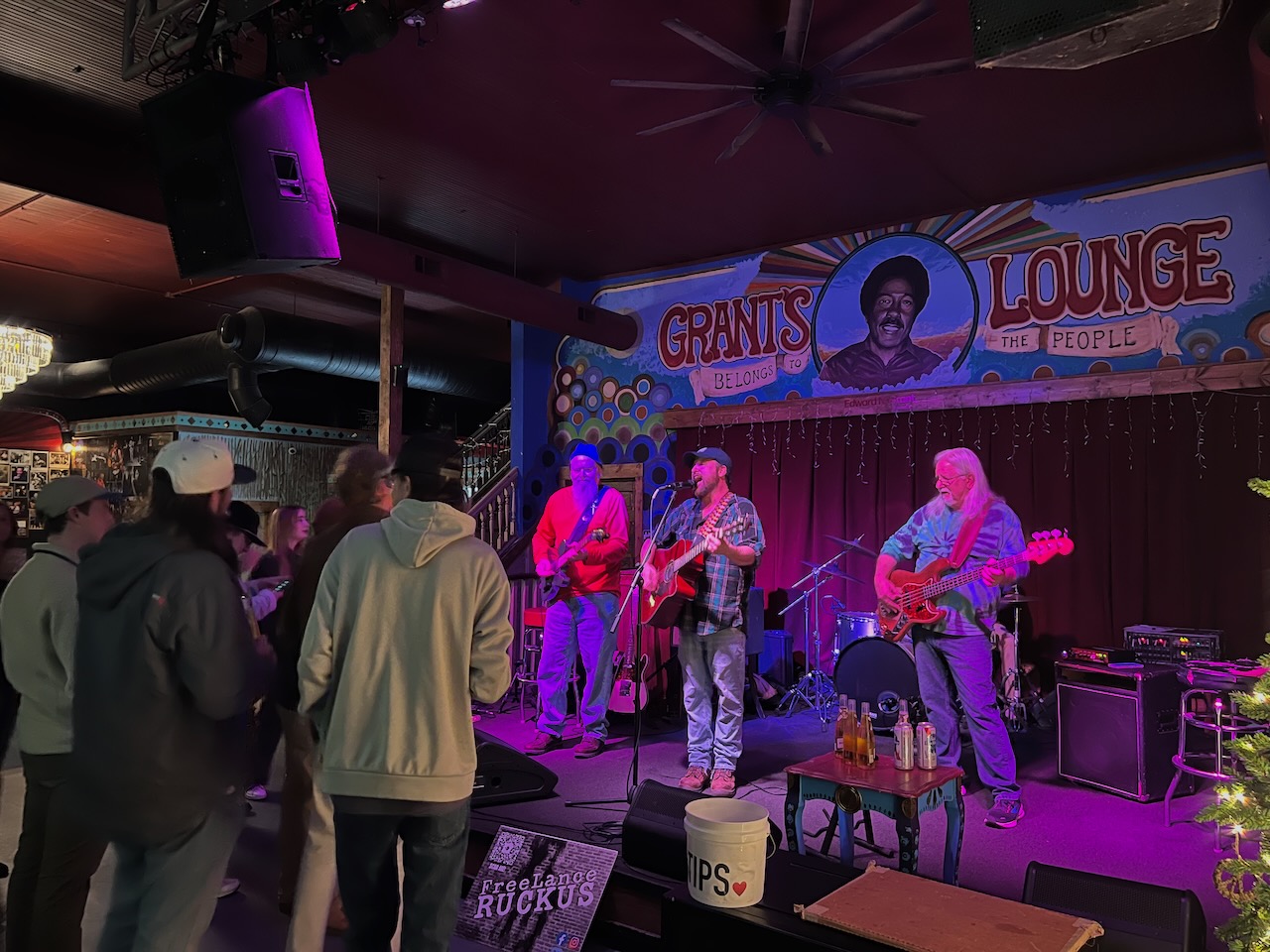 Ce soir-là c'est le groupe Free Lance Ruckus qui dynamitait Grant's Lounge !