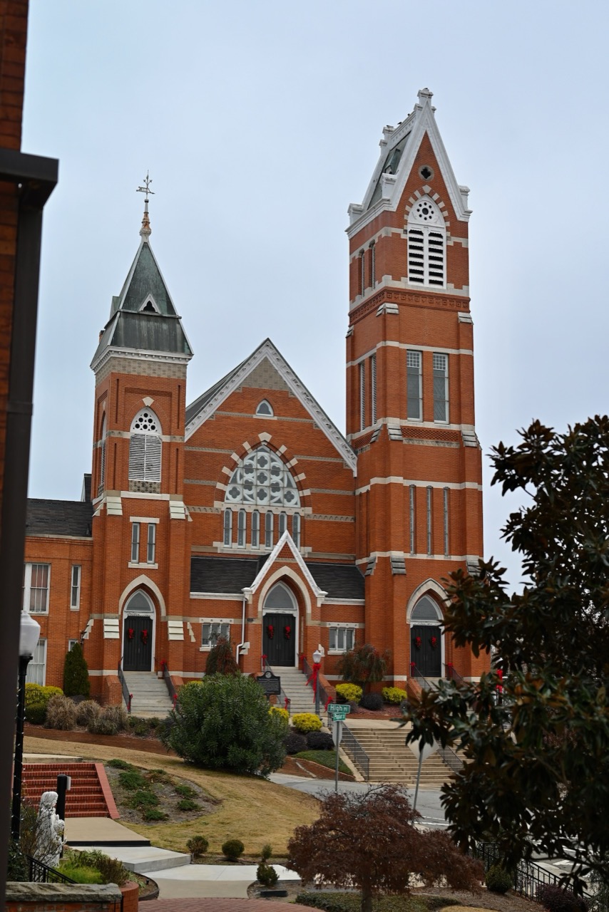 Il y a une vieille église baptiste juste à côté de l'église catholique Saint Joseph