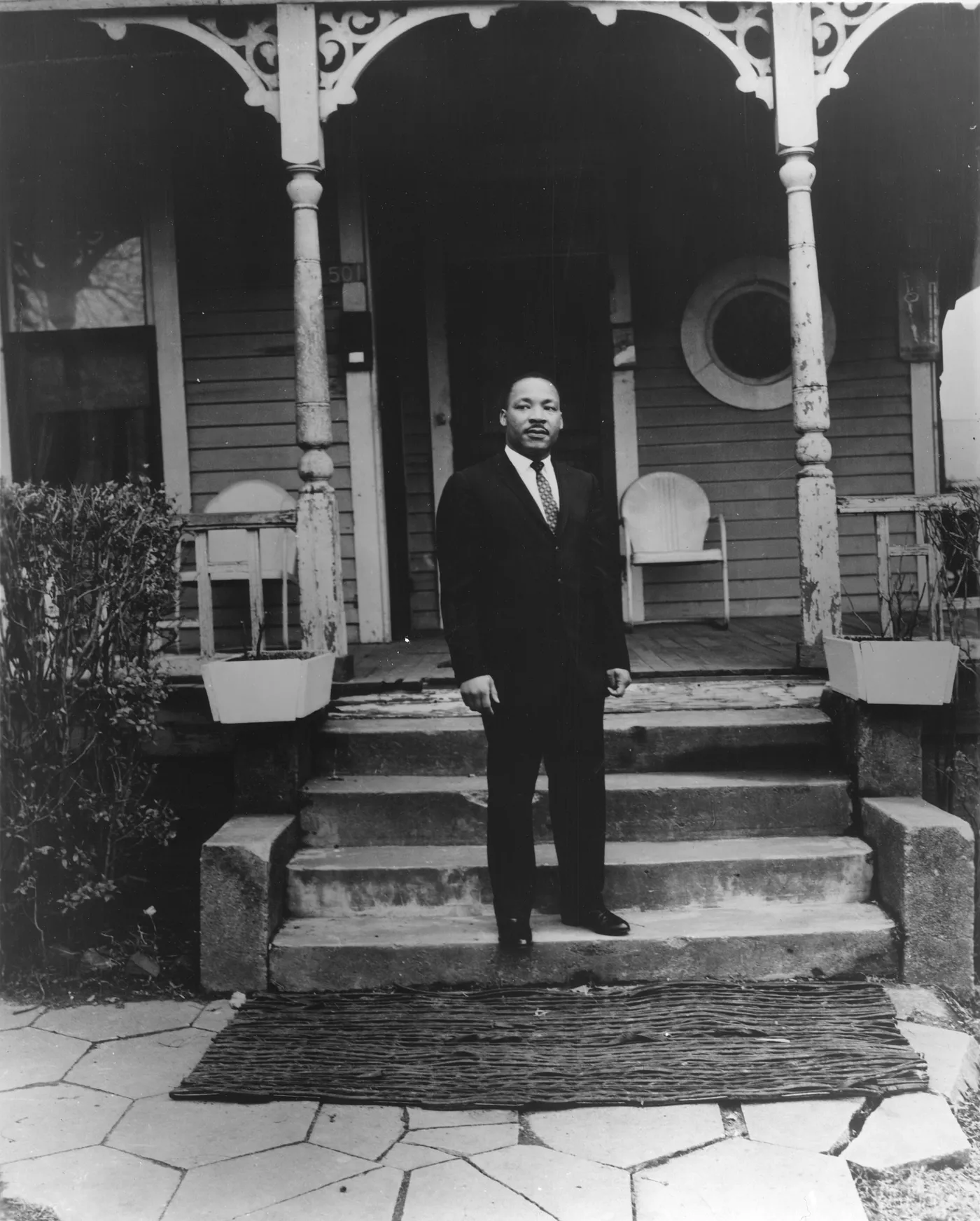 Martin Luther King, Jr. devant sa maison natale au 501 Auburn Avenue à Atlanta.
