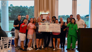 L'équipe de Natbank remettant le chèque à Habitat for Humanity