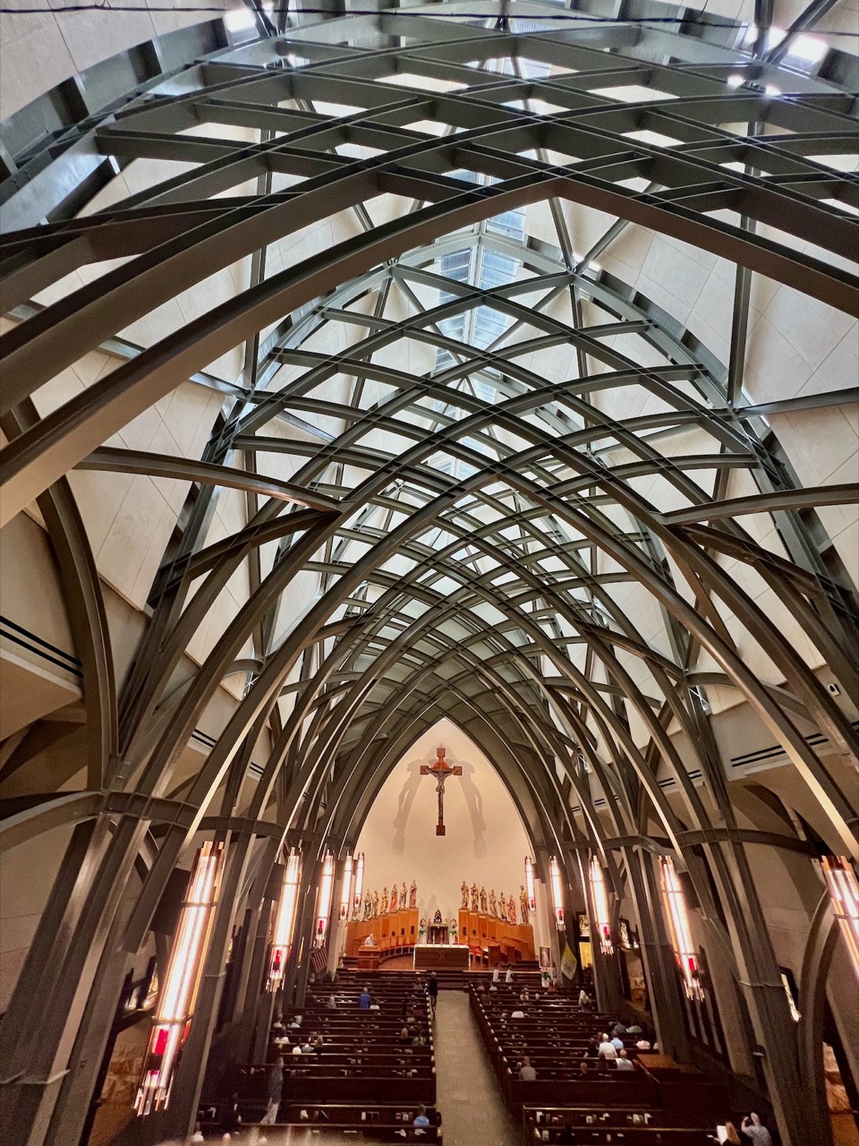 A l'extérieur l'église ressemble un peu à un silo à grain, mais à l'intérieur sa structure métallique est tout à fait spectaculaire