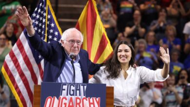 Bernie Sanders & Alexandria Ocasio-Cortez "contre l'oligarchie".