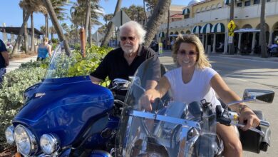 Réjean Tremblay avec Julie Bertrand devant le casino de Lake Worth en Floride : chroniques d’un Québécois en Floride, entre soleil, moto et… liberté de parole