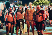 Wicked Manors est l'une des plus déjantées fêtes de Halloween en Floride (avec la Fantasy Fest de Key West), dans la ville très gay de Wilton Manors, qui est une île enclavée dans Fort Lauderdale (à une soixantaine de kilomètres au nord de Miami. Depuis quelques années la fête y est devenue payante mais ça n'a pas empêché de démultiplier les participants ! Si vous aimez les cowboys à moustache et les fées musclés... c'est pour vous ! Pour voir les photos en plein écran cliquez sur la première !