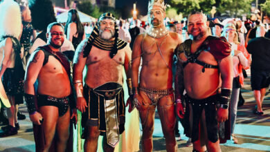 Wicked Manors est l'une des plus déjantées fêtes de Halloween en Floride (avec la Fantasy Fest de Key West), dans la ville très gay de Wilton Manors, qui est une île enclavée dans Fort Lauderdale (à une soixantaine de kilomètres au nord de Miami. Depuis quelques années la fête y est devenue payante mais ça n'a pas empêché de démultiplier les participants ! Si vous aimez les cowboys à moustache et les fées musclés... c'est pour vous ! Pour voir les photos en plein écran cliquez sur la première !