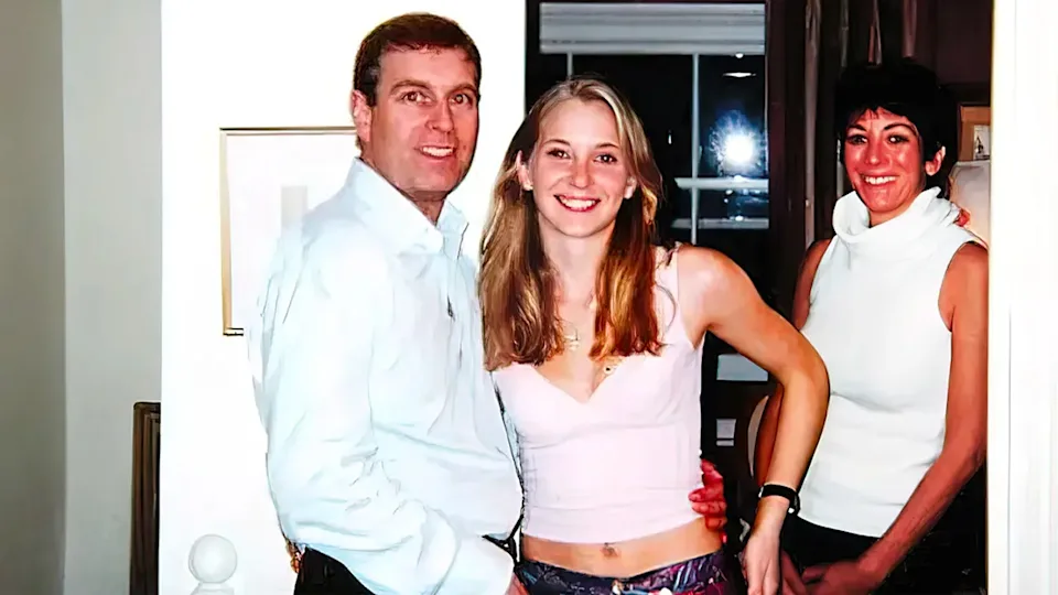 Le Prince Andrew, Virginia Giuffre (victime qui s'st suicidée cette année) et Ghislaine Maxwell, compagne et complice d'Epstein, actuellement en prison en Floride.