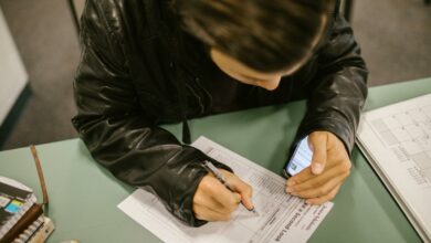 Retour au crayon et au papier : quand les pays riches freinent la technologie à l’école