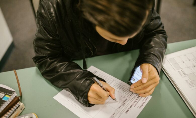 Retour au crayon et au papier : quand les pays riches freinent la technologie à l’école