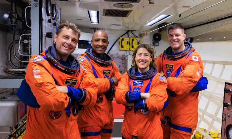 Les astronautes d'Artemis II (NASA) (de gauche à droite) Reid Wiseman, Victor Glover, et Christina Koch, et l'astronaute CSA (Canadian Space Agency) Jeremy Hansen au Kennedy Space Center de Floride en septembre 2023.