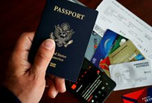 US passporLe rêve américain a-t-il une adresse à Lisbonne ?t with credit cards and travel documents on a table, travel preparation concept.