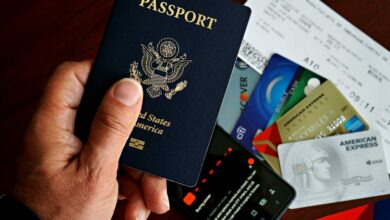 US passporLe rêve américain a-t-il une adresse à Lisbonne ?t with credit cards and travel documents on a table, travel preparation concept.