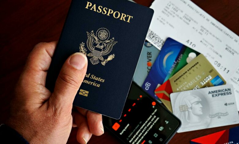 US passporLe rêve américain a-t-il une adresse à Lisbonne ?t with credit cards and travel documents on a table, travel preparation concept.