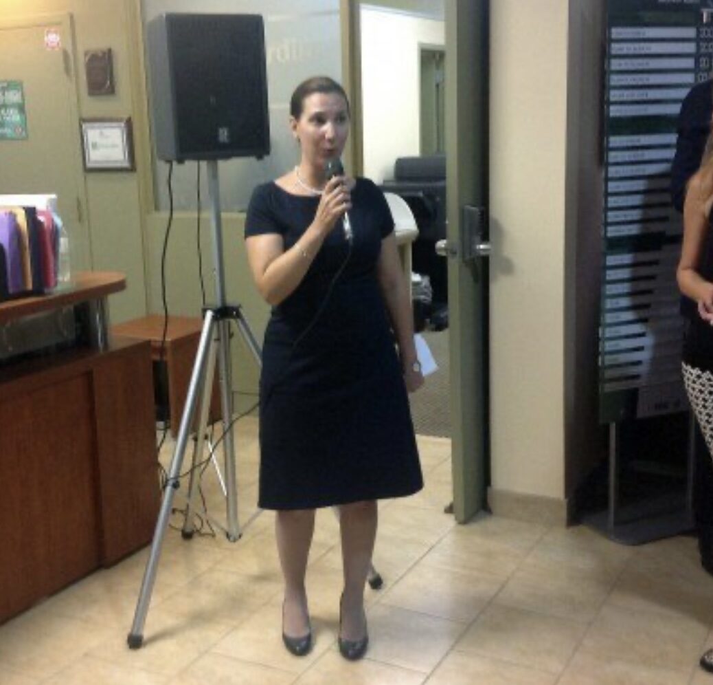 Aline Martin O'Brien durant un évé de réseautage organisé avec le journal Le Courrier des Amériques en 2017 à Desjardins Bank Hollywood